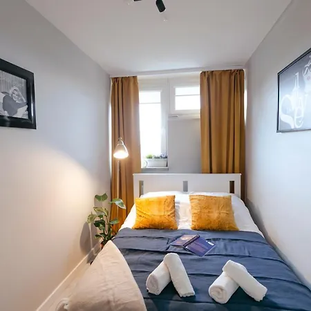 Przechodnia 2 Yellow - Biurko Oraz Wygodny Fotel Do Pracy - Better