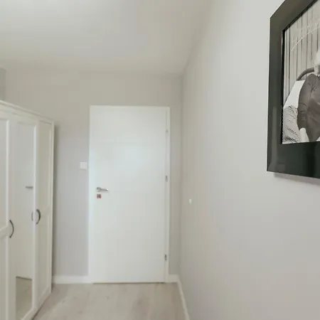 Przechodnia 2 Yellow: Free Parking, Work-friendly, Smart Tv Warsaw