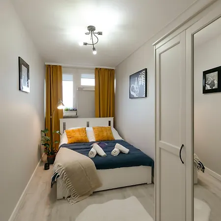 Przechodnia 2 Yellow: Free Parking, Work-friendly, Smart Tv Warsaw