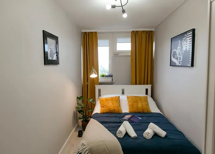 Przechodnia 2 Yellow - Biurko Oraz Wygodny Fotel Do Pracy - Better Lejlighed Warszawa