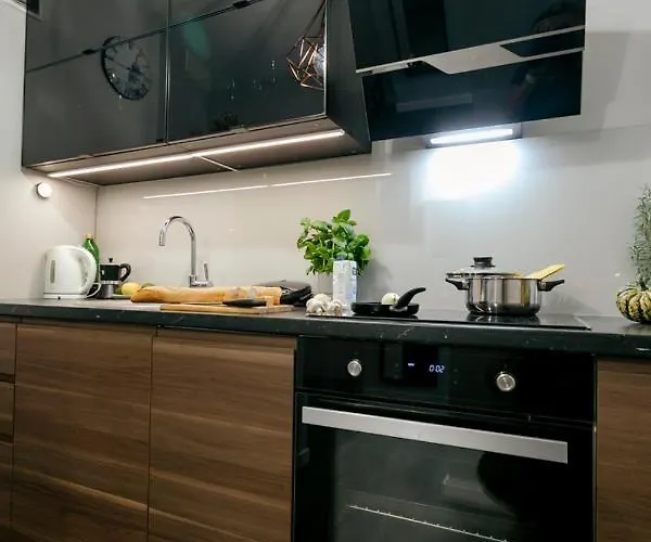 Przechodnia 2 Yellow - Biurko Oraz Wygodny Fotel Do Pracy - Better Lejlighed Warszawa