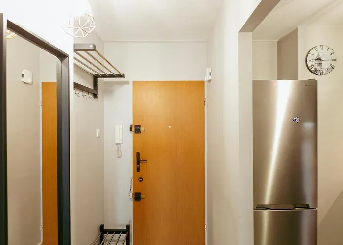 Lejlighed Przechodnia 2 Yellow - Biurko Oraz Wygodny Fotel Do Pracy - Better Warszawa