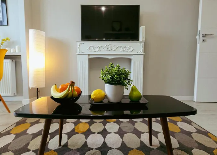 Przechodnia 2 Yellow - Biurko Oraz Wygodny Fotel Do Pracy - Better Lejlighed Warszawa