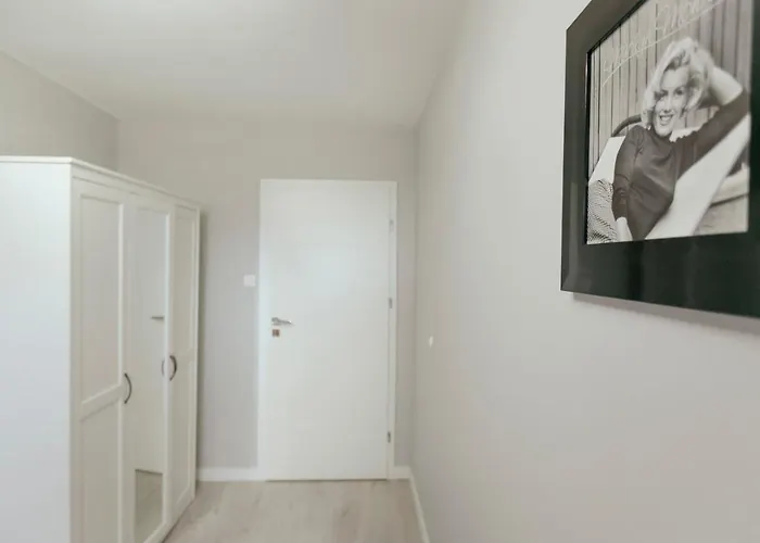 Przechodnia 2 Yellow - Biurko Oraz Wygodny Fotel Do Pracy - Better Warszawa