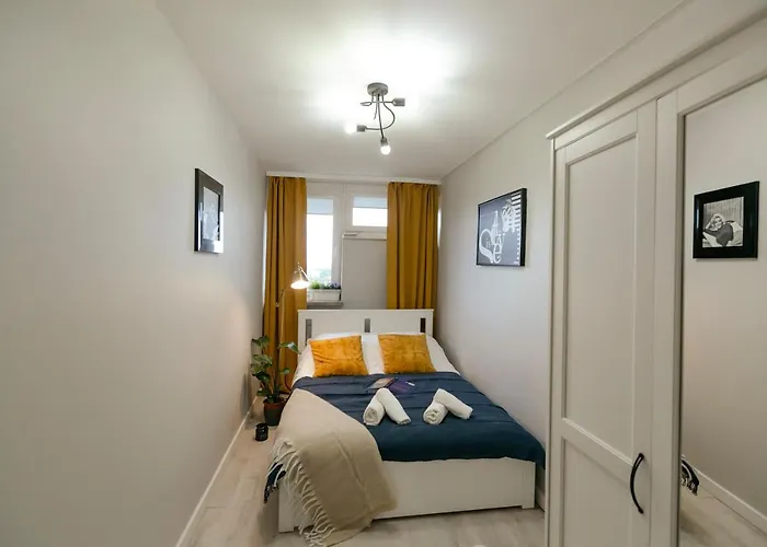 Przechodnia 2 Yellow - Biurko Oraz Wygodny Fotel Do Pracy - Better Lejlighed Warszawa