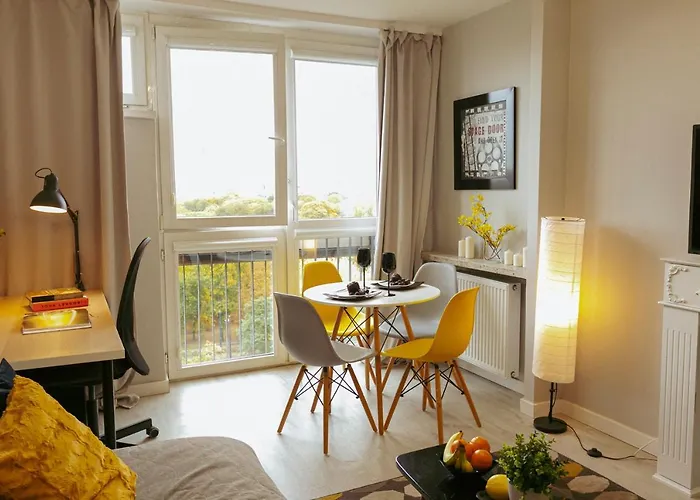 Lejlighed Przechodnia 2 Yellow - Biurko Oraz Wygodny Fotel Do Pracy - Better Warszawa