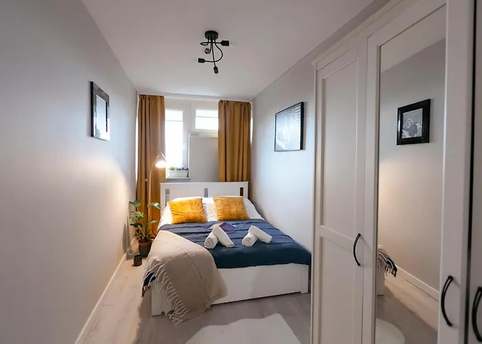 Przechodnia 2 Yellow - Biurko Oraz Wygodny Fotel Do Pracy - Better Lejlighed Warszawa