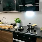 Przechodnia 2 Yellow - Biurko Oraz Wygodny Fotel Do Pracy - Better Апартаменты Варшава