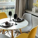 Апартаменты Przechodnia 2 Yellow - Biurko Oraz Wygodny Fotel Do Pracy - Better *