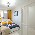 Przechodnia 2 Yellow - Biurko Oraz Wygodny Fotel Do Pracy - Better * Варшава